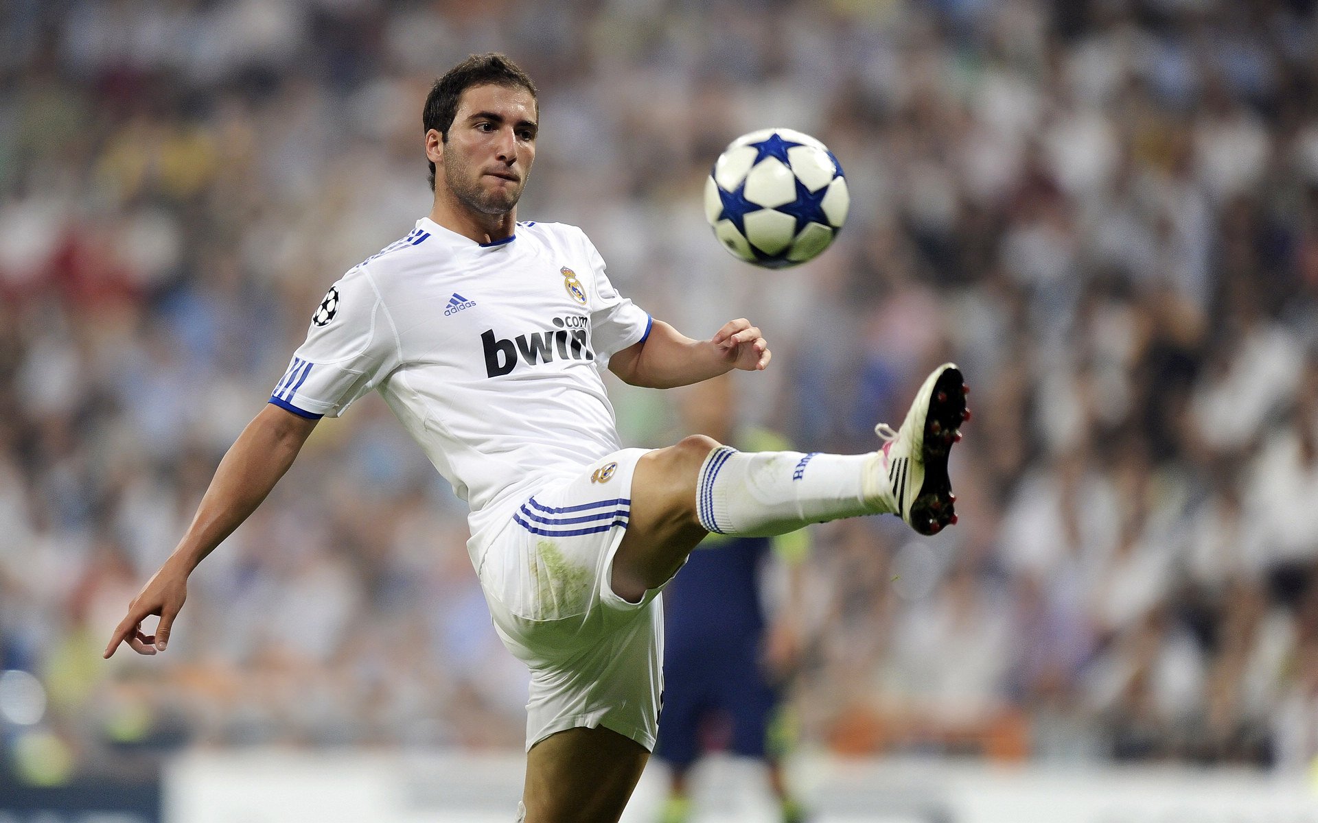 比尔外线火力强劲，进攻端节奏紧凑，比尔打什么位置